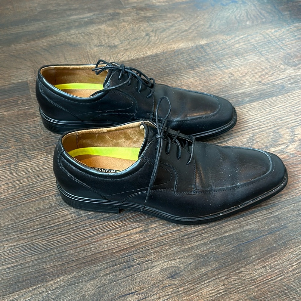 EUC men’s black dress shoes